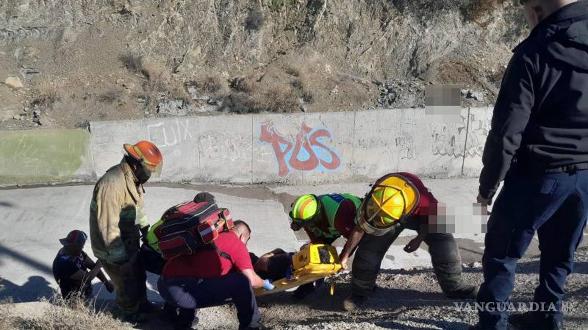 $!Paramédicos del municipio trasladaron a los jóvenes lesionados a la Clínica 2 del IMSS.