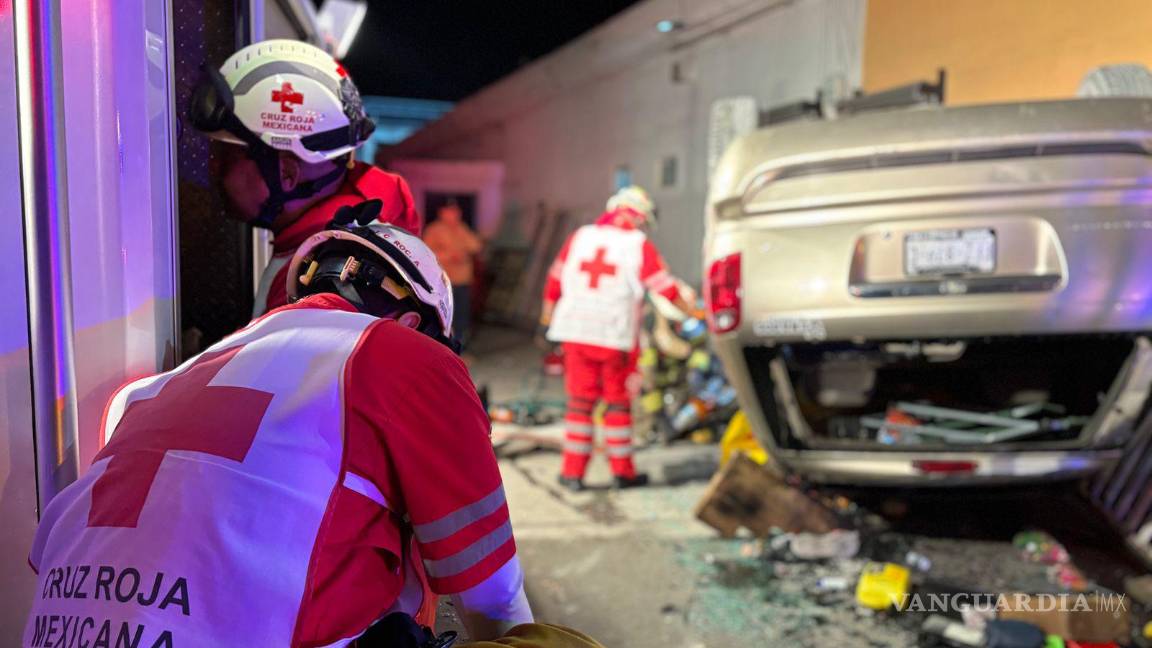 $!Elementos de rescate trabajan contra el tiempo para sacar al conductor y su acompañante, quienes quedaron prensados tras el fuerte impacto.