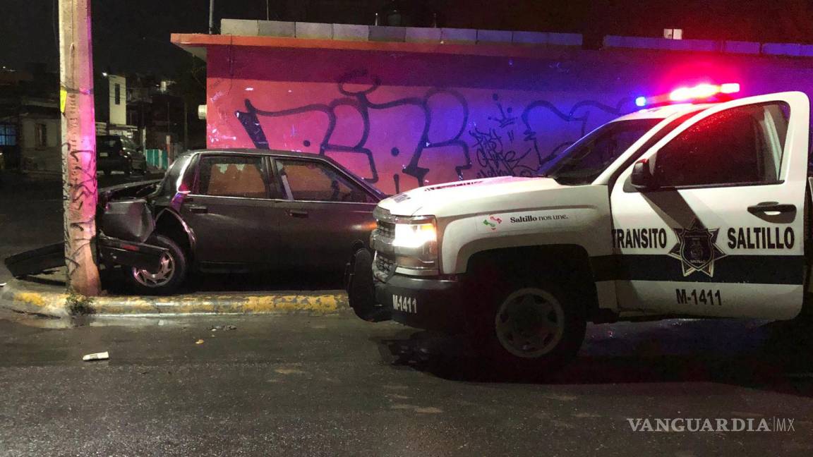 Se le pasó la mano: echa reversa y se estrella contra poste en Saltillo; encuentran auto abandonado