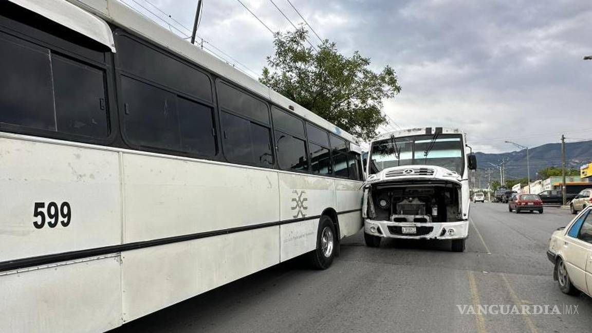 $!Al no medir bien las dimensiones de su camión, el operador del transporte de personal se hizo a un lado para pasar, sin embargo no logró hacerlo y golpeó con la parte delantera la parte trasera del camión.