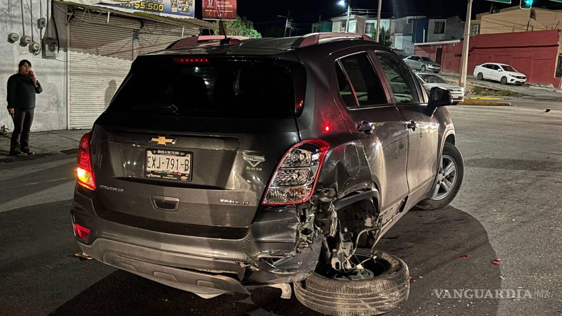 $!La camioneta Chevrolet Trax sufrió la destrucción total de la llanta trasera derecha.