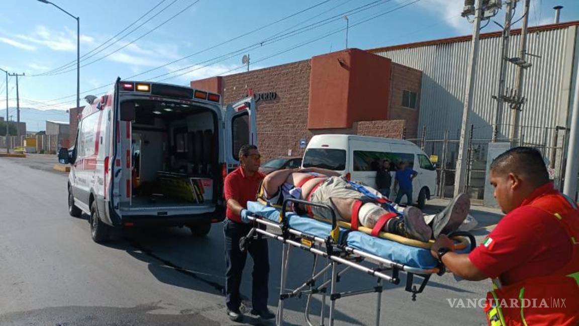 $!El hombre fue llevado al hospital para ser atendido.