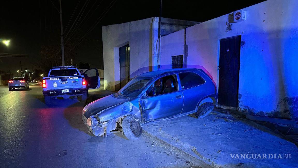 Derriba poste tras evitar chocar contra un automóvil que ignoró el alto en Saltillo