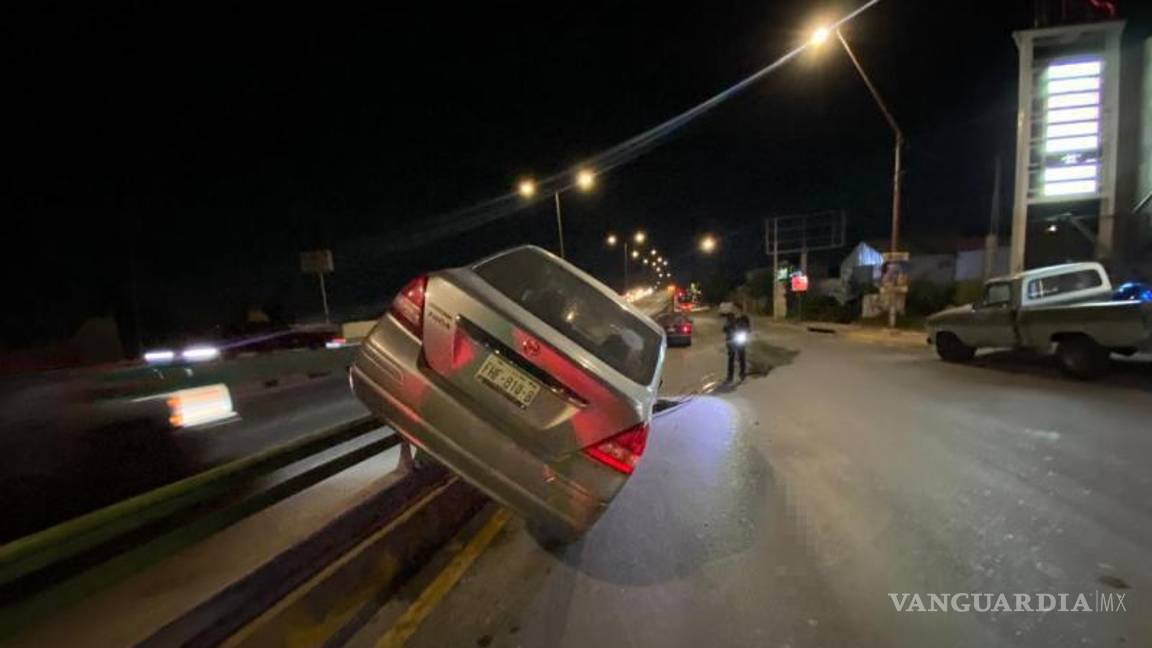 $!El Nissan Tiida quedó detenido tras impactar las rejas del puente vehicular.