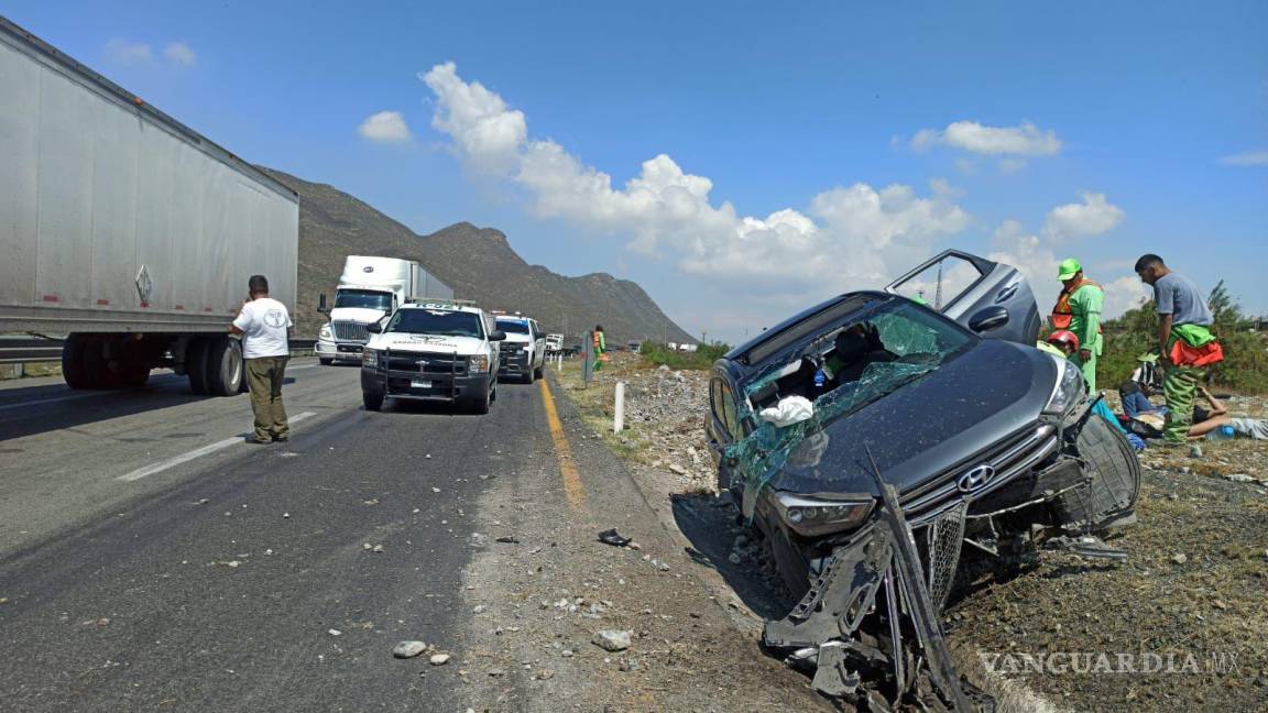 Deja cuatro heridos volcadura en la carretera Monterrey-Saltillo