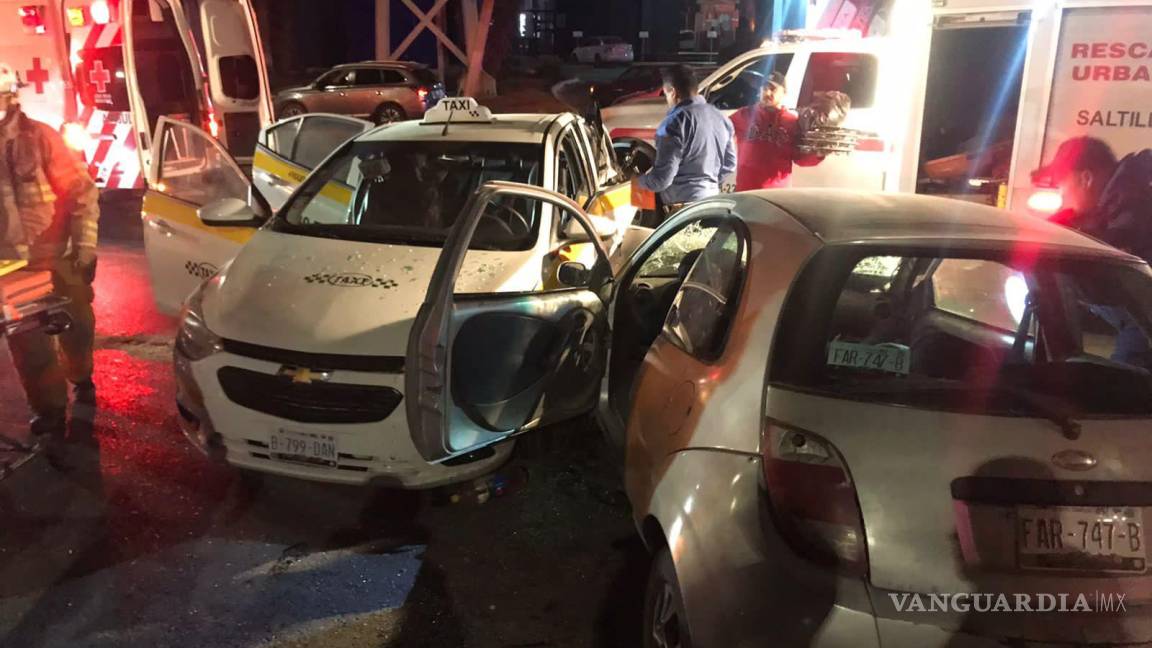 Queda atrapado tras chocar, taxi se le atravesó, en Saltillo