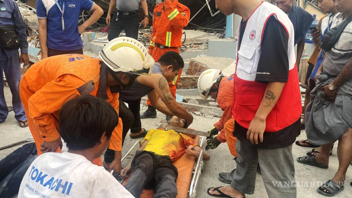 $!Una persona herida es llevada a una camilla mientras los rescatistas buscan sobrevivientes en el mercado de ThaPyayGone en Naypyidaw, Myanmar.
