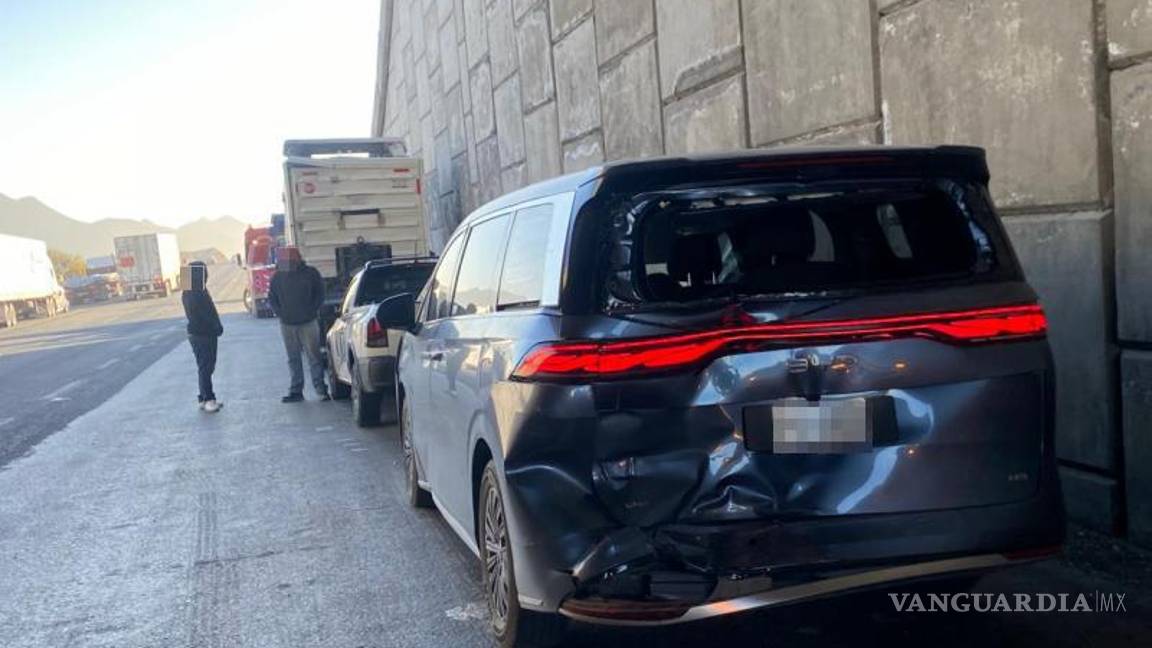 $!Un segundo percance por alcance involucró a dos camionetas y otra unidad de carga en la misma zona.