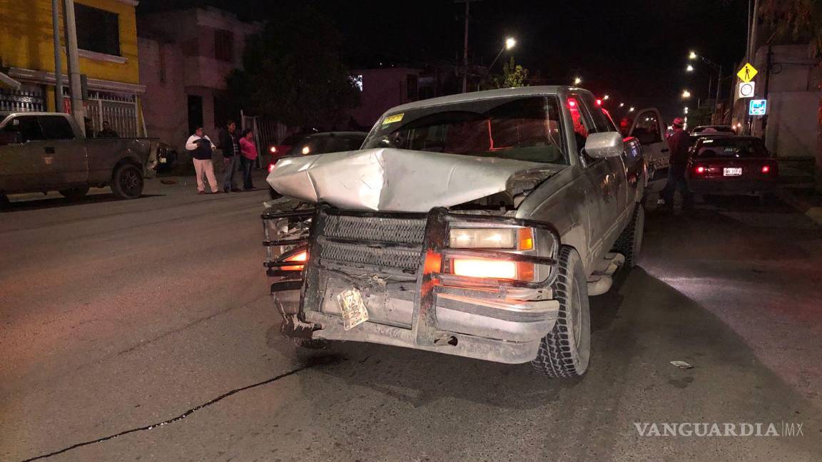 Saltillo: ebrio conductor choca por alcance e intenta deshacerse de la cerveza para evitar la acción de la justicia