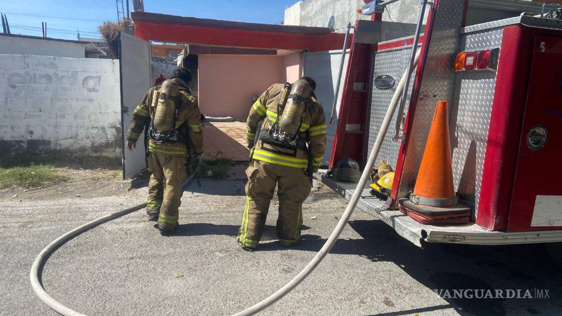 $!Bomberos trabajaron durante varios minutos para controlar las llamas en la colonia Viñedos.