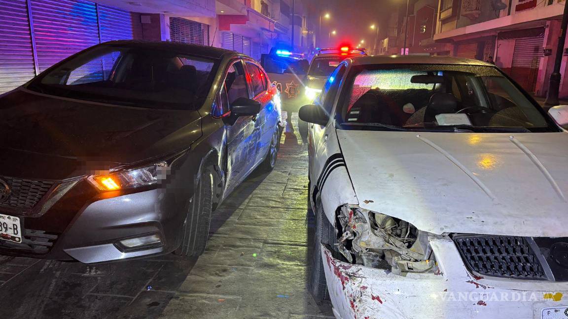 $!El detenido, que se dijo policía, fue esposado luego de resistirse y golpear en la cabeza a su víctima.