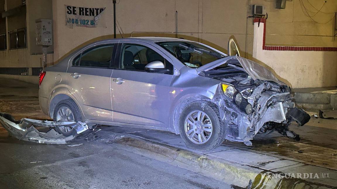 $!A pesar del fuerte impacto, no se reportaron personas lesionadas en el accidente ocurrido en la medianoche.