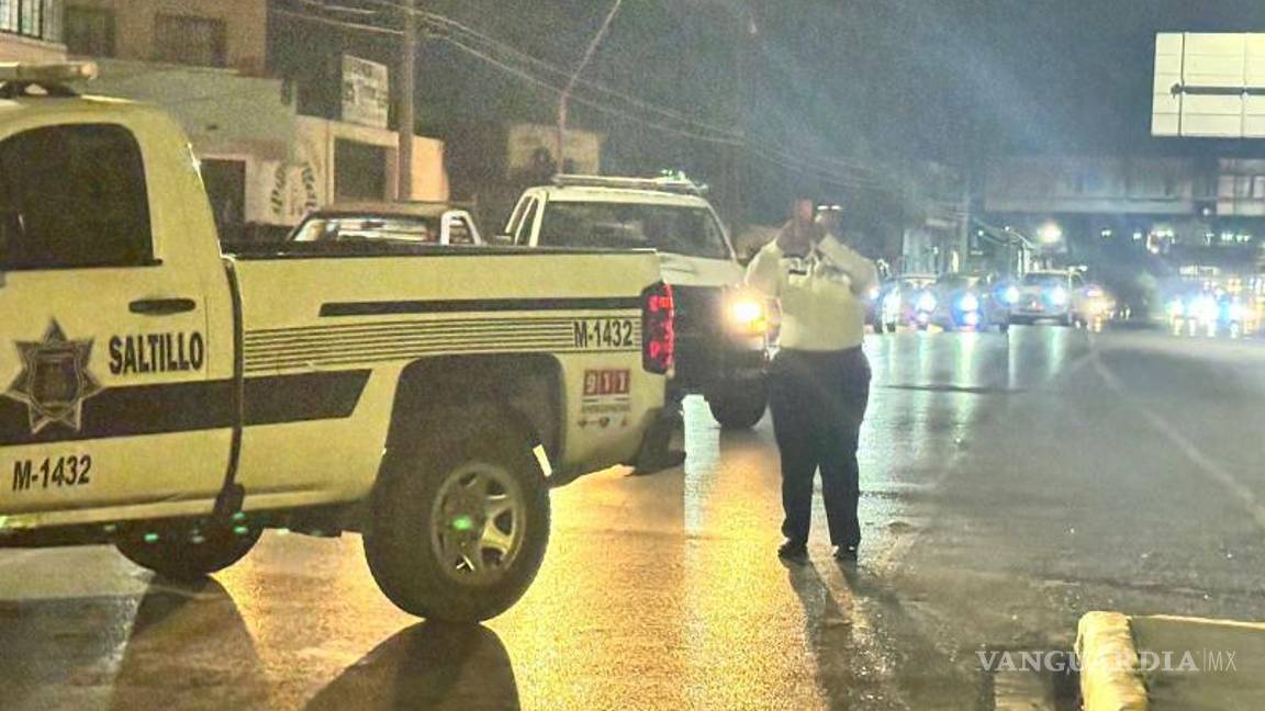 $!La acción rápida del equipo de rescate ayudó a minimizar las interrupciones en el tráfico del bulevar Paseo de la Reforma, donde la congestión se intensificó durante la atención al incidente del auto incendiado.