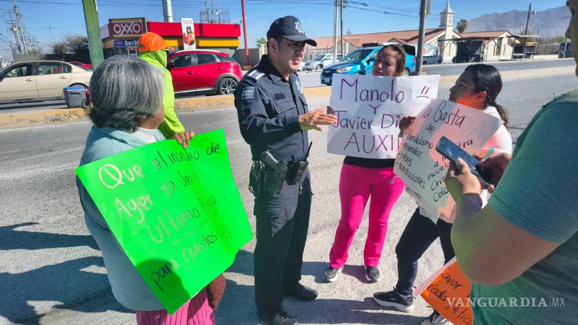 $!Saltillo: padres bloquean vialidad en protesta por condiciones de la Primaria Cristóbal Colón