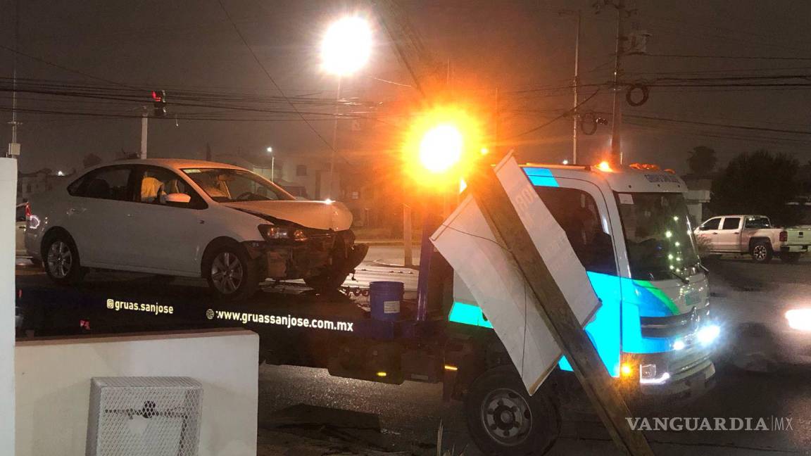 $!Una grúa transportó el automóvil a un corralón, donde permanecerá hasta que se resuelva el caso.