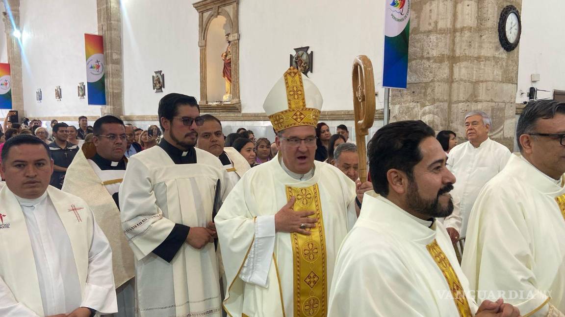 $!El obispo Hilario González García encabezó la caminata litúrgica desde la Iglesia La Ermita hasta la Parroquia Santiago Apóstol, acompañado de sacerdotes que más tarde renovarían sus promesas ministeriales.