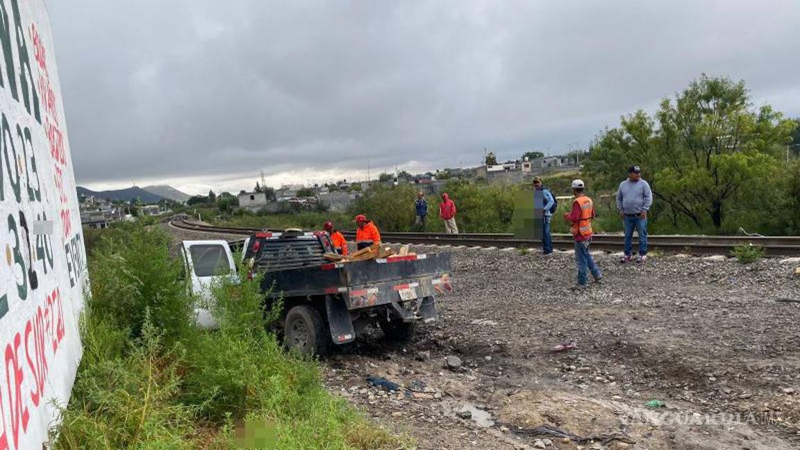 $!La camioneta Chevrolet de la empresa SICMA quedó fuera del camino tras derrapar y ser arrastrada por el tren.