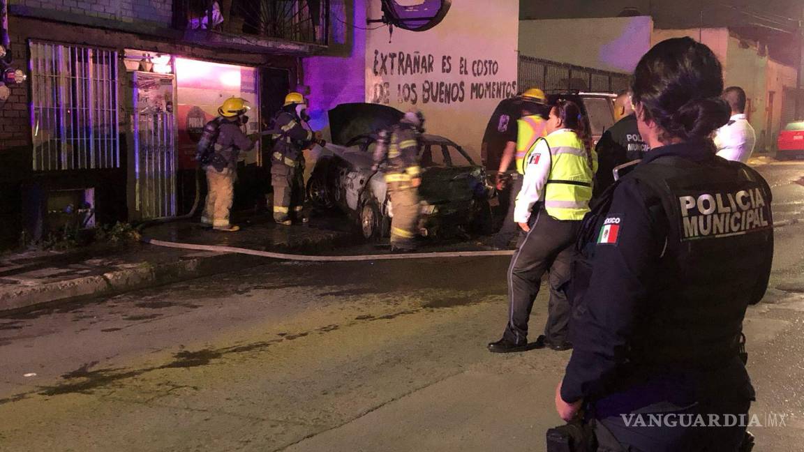 $!Los bomberos trabajaron arduamente para extinguir el fuego y evitar que se propague a las viviendas cercanas.