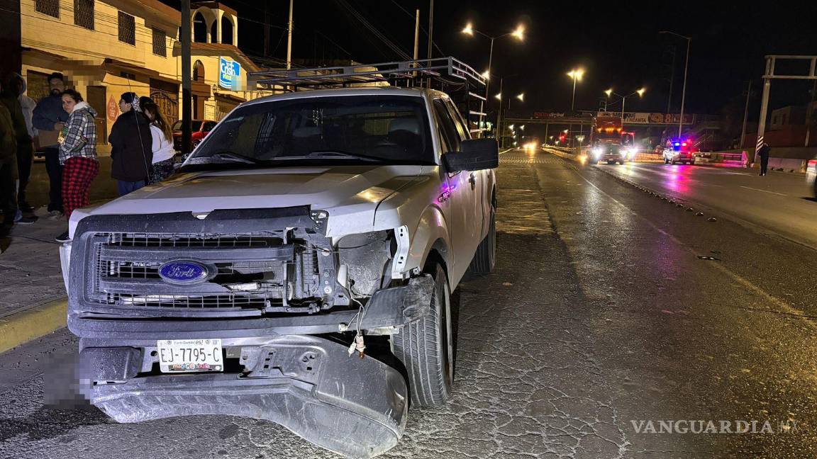 $!La camioneta Ford F-150 terminó con daños visibles tras ser proyectada contra el muro de contención.