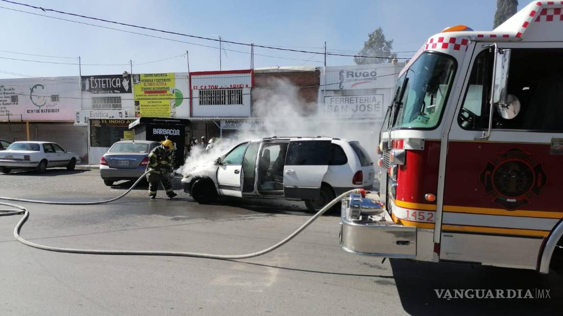 Se incendia camioneta al sur de Saltillo; reportan daños materiales
