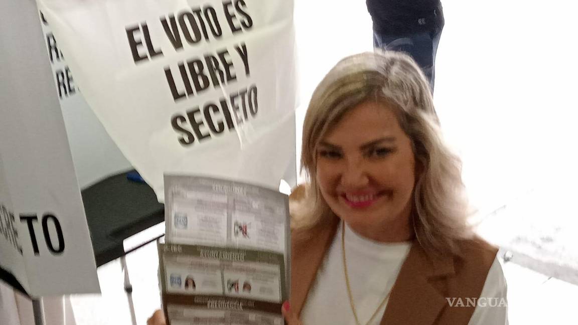 $!La alcaldesa Norma Treviño Galindo emitió su voto en la sección 594 de una casilla básica en Piedras Negras.