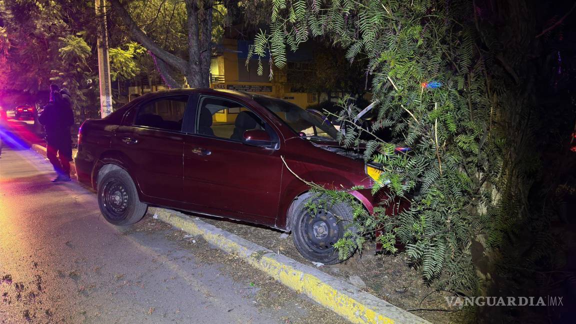 Se estrellan contra árbol y abandonan el auto con cervezas en Saltillo