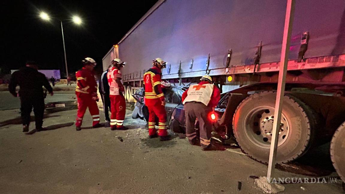 $!El chofer no respetó el alto e impactó el vehículo en el que viajaba como copiloto Alondra Zavala, conductora sobrevivió.