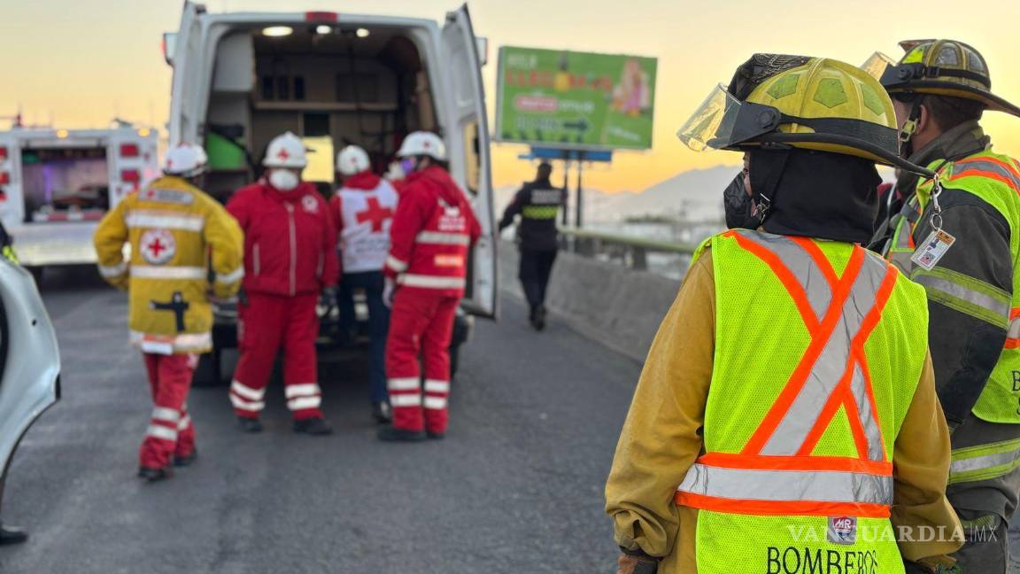 $!El accidente provocó el cierre total del puente por más de una hora, afectando la circulación en la zona.