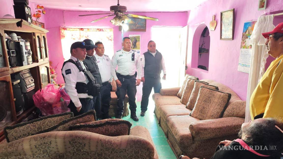 $!Los oficiales entregaron el apoyo al señor Alberto, residente de la colonia Girasol, como parte de la iniciativa altruista del agrupamiento del sector Sur.