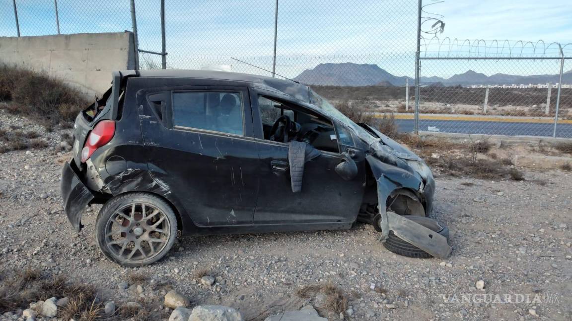 Circula a exceso de velocidad y vuelca al interior del Aeropuerto en Ramos Arizpe