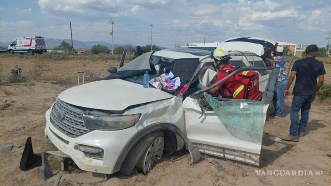 $!La camioneta salió de la carretera y volcó para finalmente quedar sobre su posición normal.