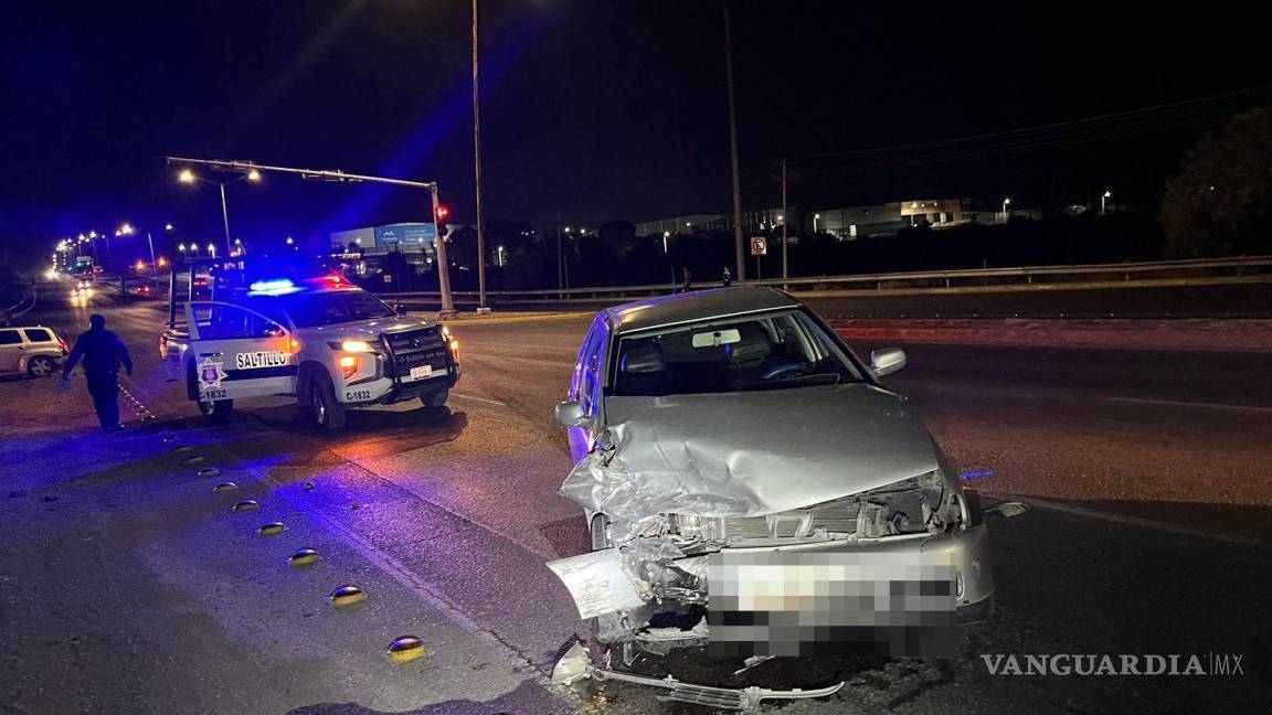 Saltillo: conductor ignora semáforo, provoca aparatoso accidente y huye