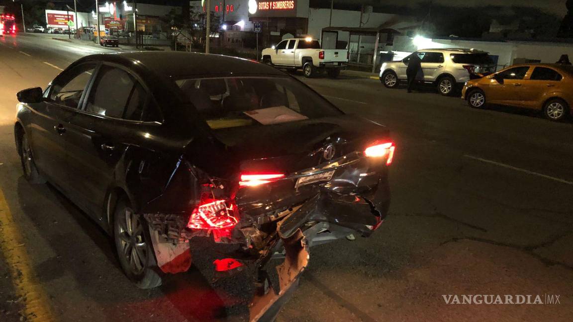 Sale del banco y recibe fuerte choque por alcance en periférico LEA, al sur de Saltillo