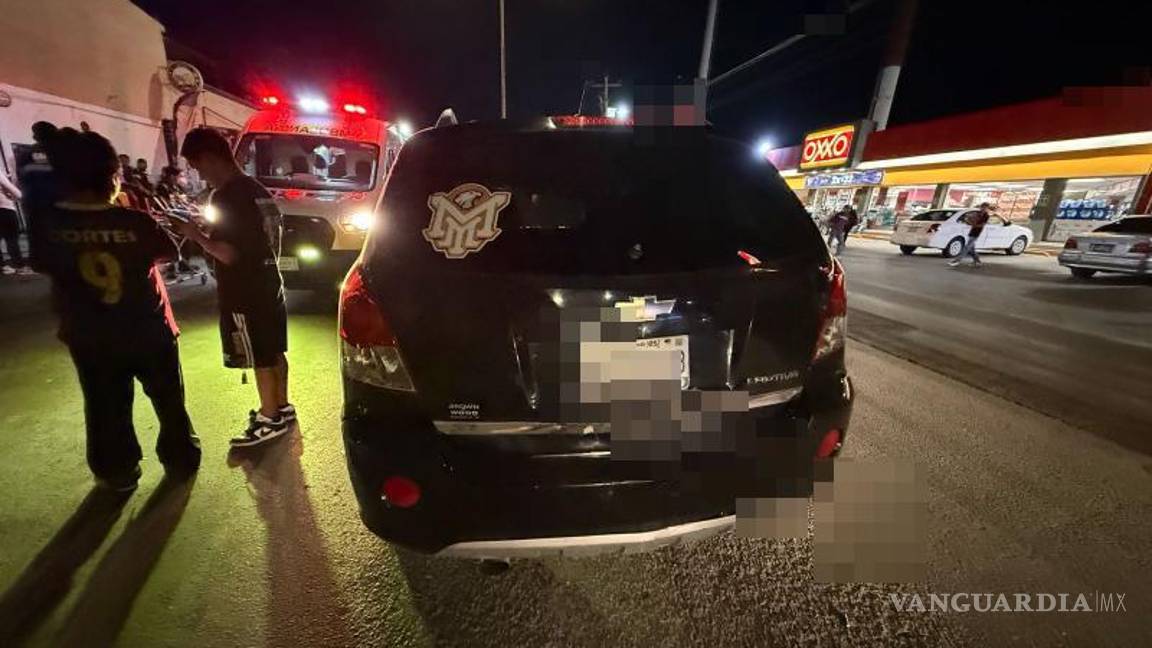 $!Elementos de Tránsito Municipal aseguraron al conductor de la camioneta mientras se deslindan responsabilidades.