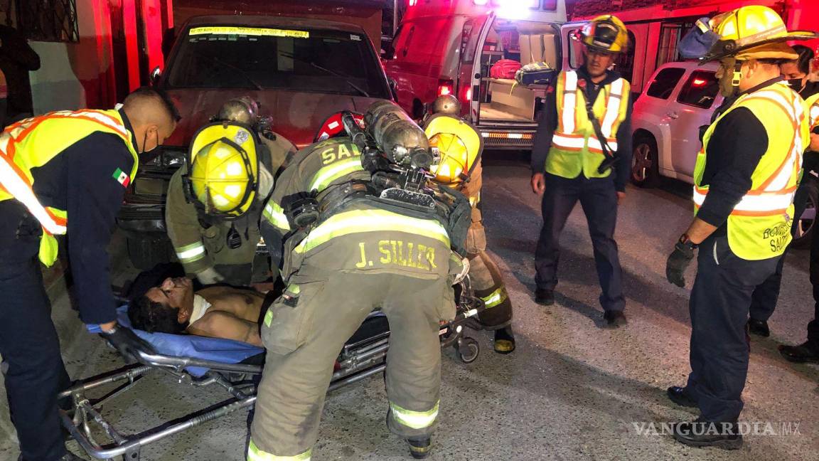 $!Los bomberos reanimaron al hombre y le proporcionaron oxígeno.