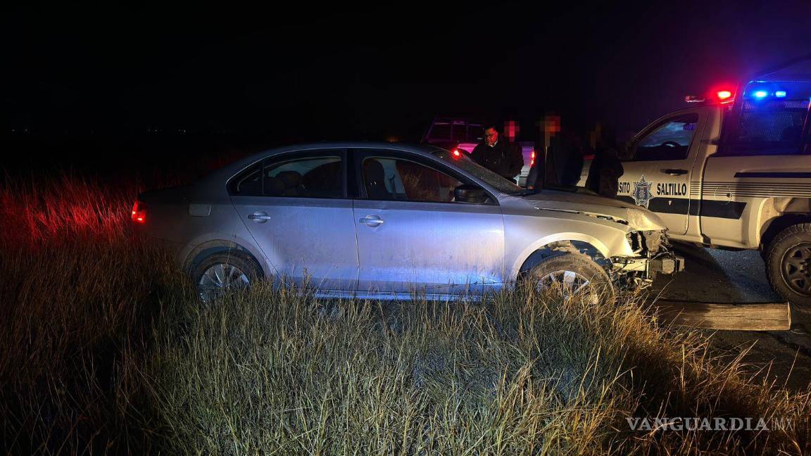 $!El área del accidente fue abanderada por las autoridades para evitar riesgos a otros conductores.