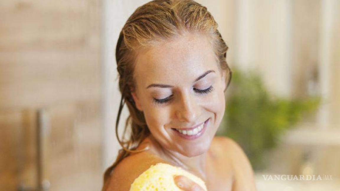 ¿Usas estropajo, jabón Zote o geles para bañarte?... ¡Cuidado! pueden dañar tu salud