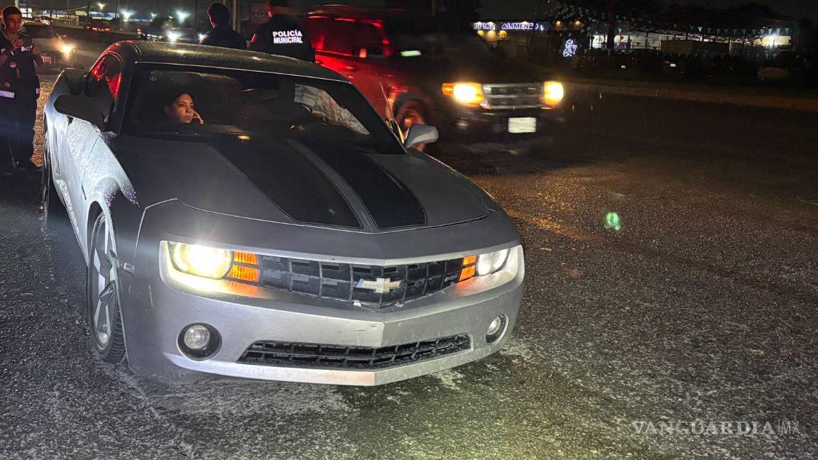 $!Elementos de Tránsito aseguraron la unidad y procedieron con la detención del conductor.