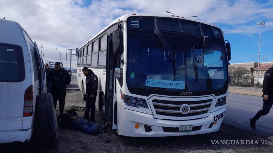 $!El gato hidráulico se venció, provocando que el peso del camión cayera sobre el hombre.