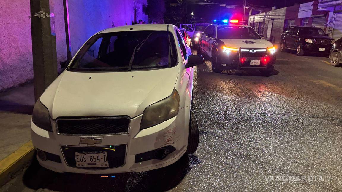 Saltillo: choca borracho contra auto estacionado y llama a la grúa para escapar, pero vecinos lo frenan