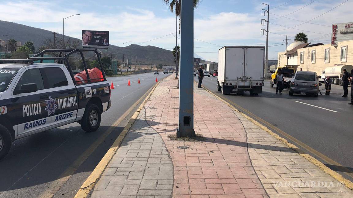 Salta ‘llanta voladora’ en carretera Monterrey-Saltillo y daña vehículo