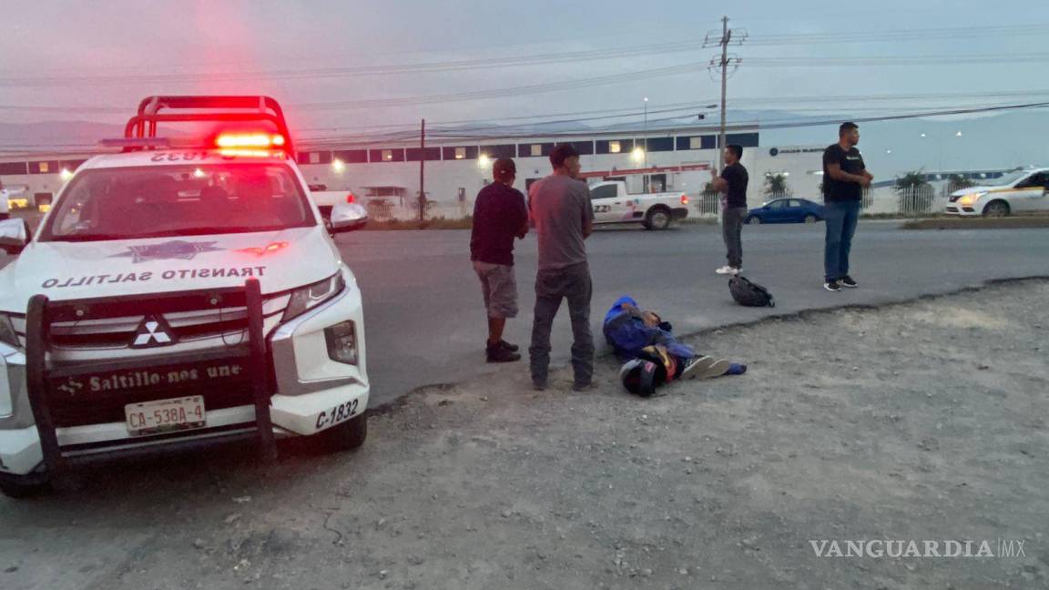 Jóvenes motociclistas se impactan contra camioneta, en Saltillo