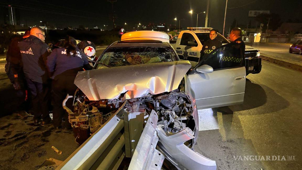 Se estrella conductora ebria contra barra de contención en Saltillo; su estado de salud es delicado