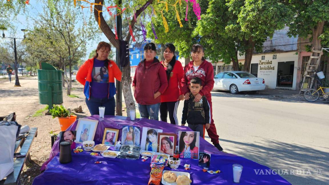 Recuerdan a víctimas de feminicidio con altar de muertos en Torreón