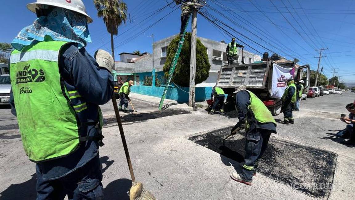 $!El alcalde Javier Díaz González supervisa las tareas de bacheo en la zona oriente de Saltillo, acompañado de autoridades locales.