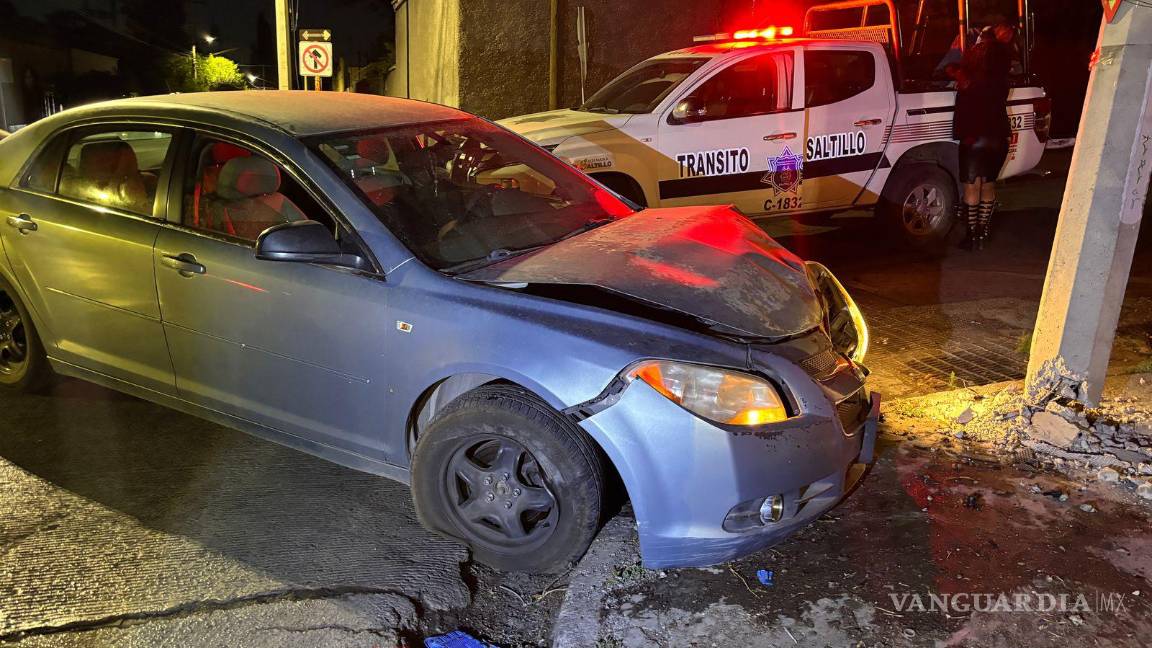 $!El joven conductor, quien presuntamente iba ebrio, no sufrió lesiones tras el fuerte impacto contra el poste.