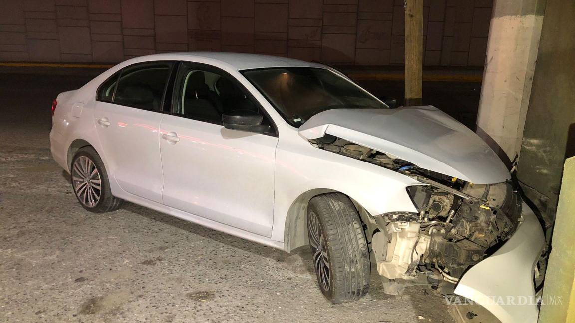 Saltillo: sujeto en estado de ebriedad destroza su auto al dormitar e impactarse contra muro