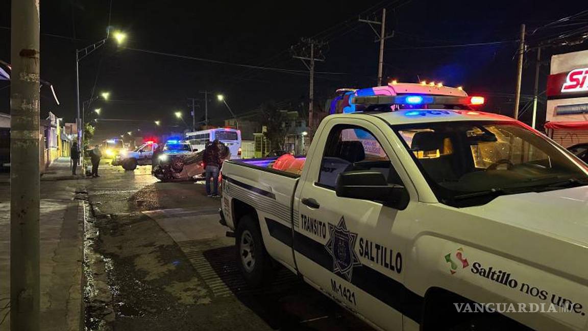 $!Vecinos ayudaron a salir al joven del auto.