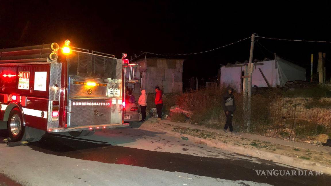$!Residentes de la colonia Hacienda Las Isabeles trataron de contener las llamas antes de la llegada de los cuerpos de seguridad.