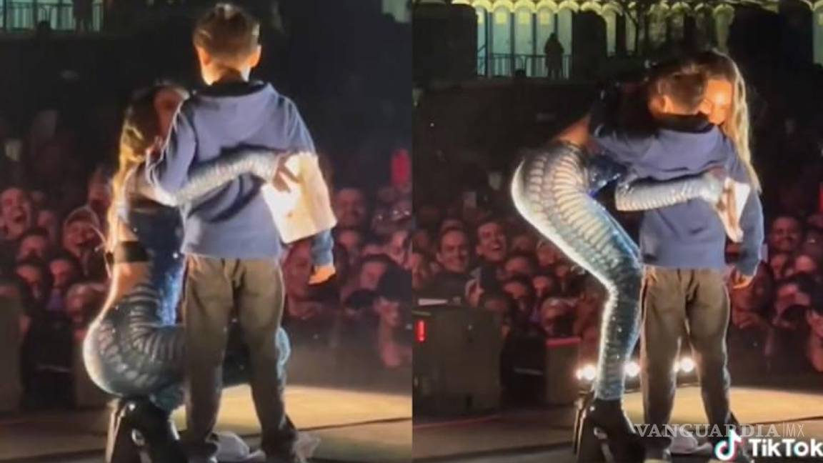 $!Belinda convivió con sus fans en la feria de la Ciudad de México.